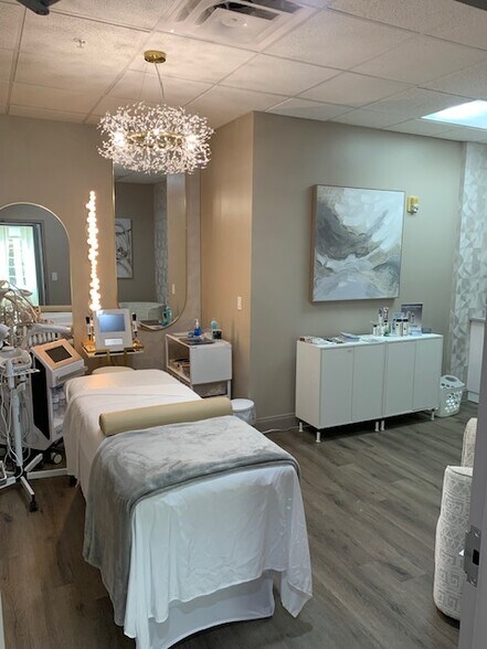 More Photos Of 2295 S Hiawassee Rd, Orlando Office For Lease