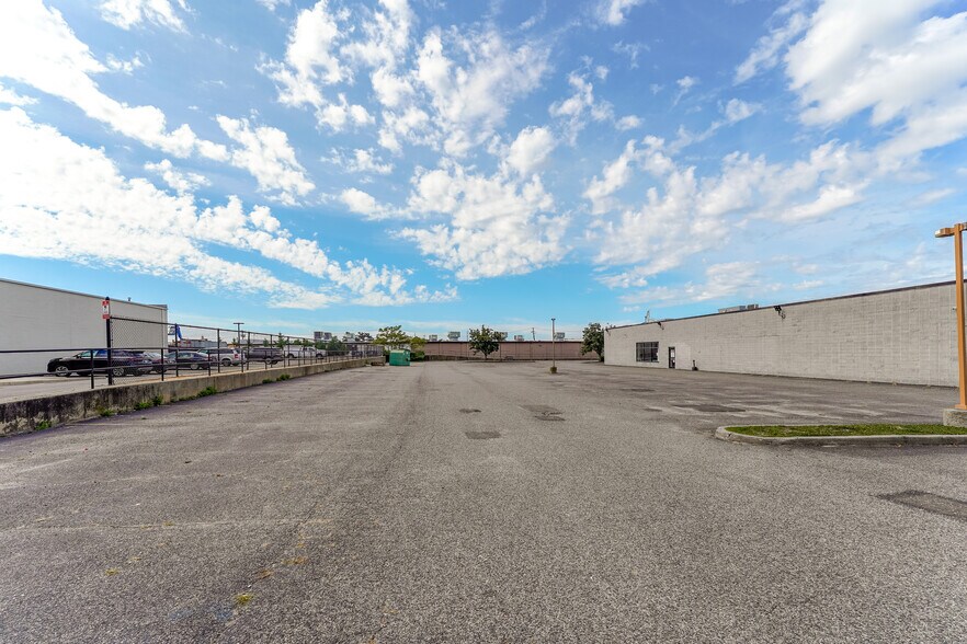 More Photos Of 1681-1745 Broadhollow Rd, Farmingdale Storefront For Lease