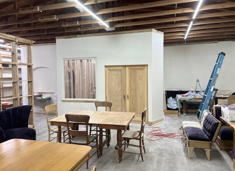 More Photos Of 241 W Eastland St, Gallatin Storefront For Sale