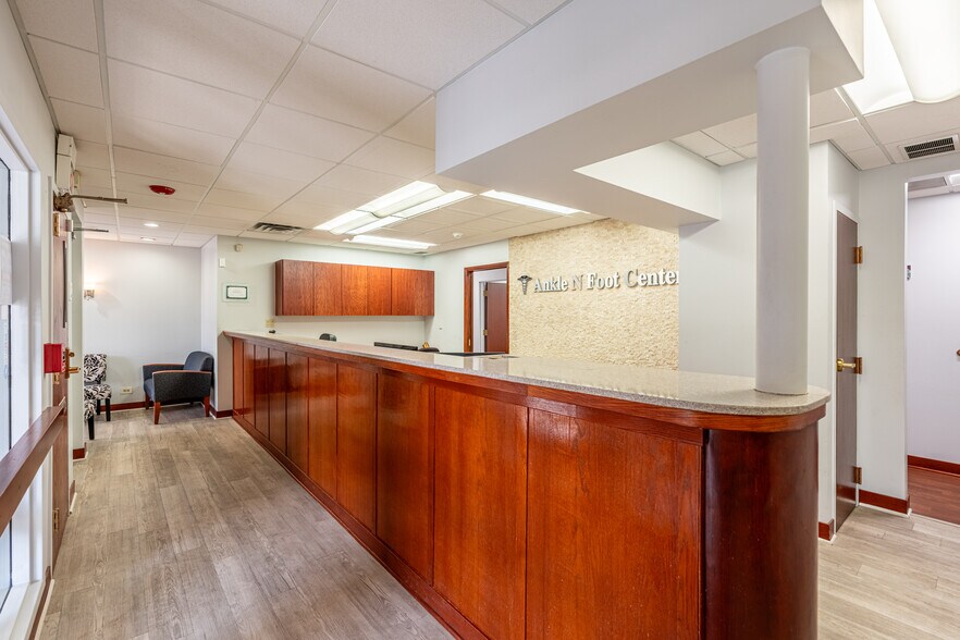 More Photos Of 401 N York St, Elmhurst Medical For Lease