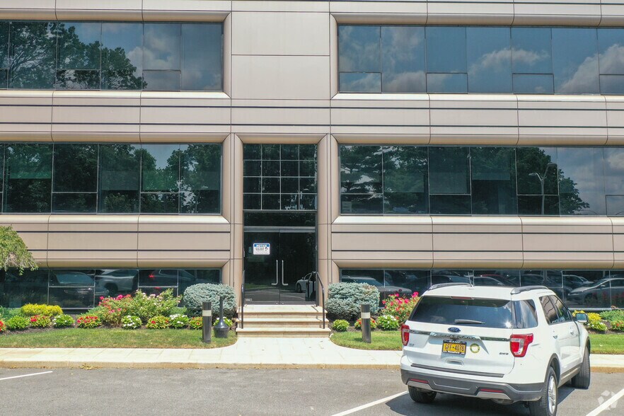More Photos Of 500 Old Country Rd, Garden City Office For Lease