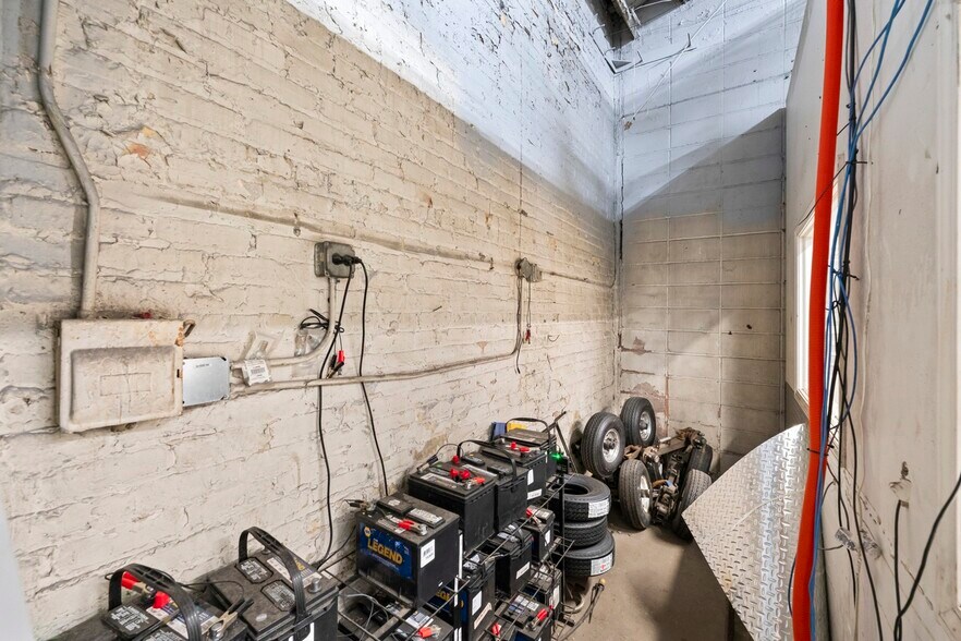 More Photos Of 5944 W 65th St, Chicago Service For Sale