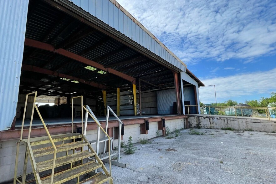 More Photos Of 100 Thornhill Rd, Auburndale Manufacturing For Sale
