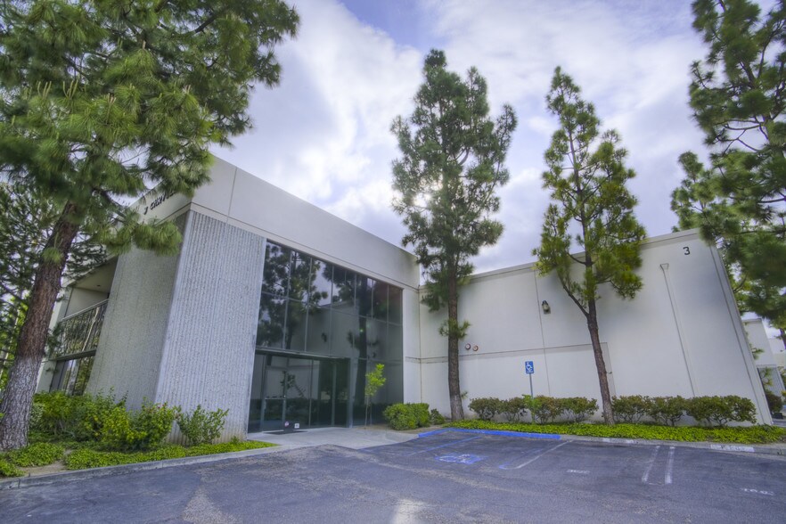 More Photos Of 3 Chrysler, Irvine Warehouse For Sale