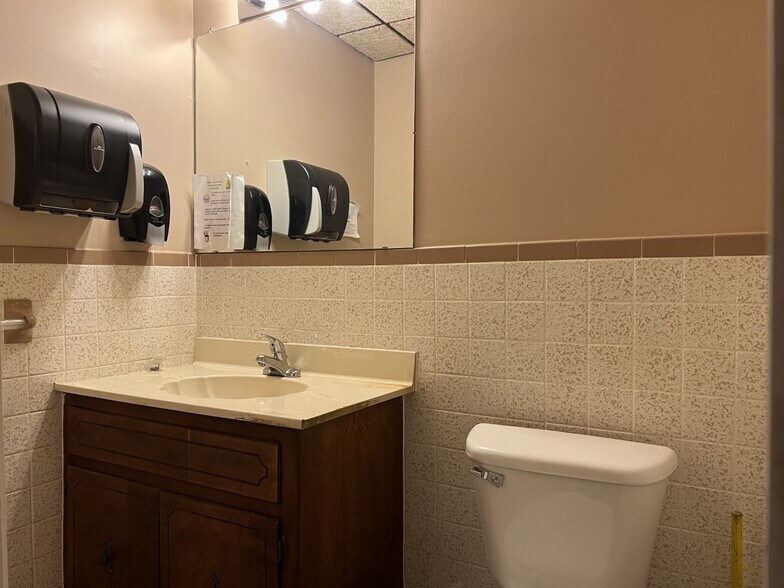 More Photos Of 302 Pointer Trl W, Van Buren Office For Sale