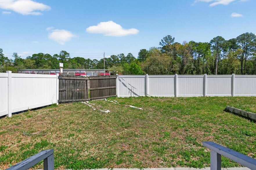 More Photos Of 10676 New Kings Rd, Jacksonville Office For Lease