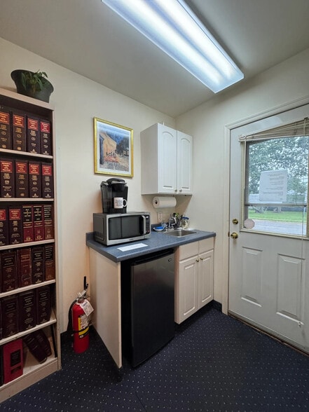 More Photos Of 124 Medford Ave, Patchogue Office For Sale