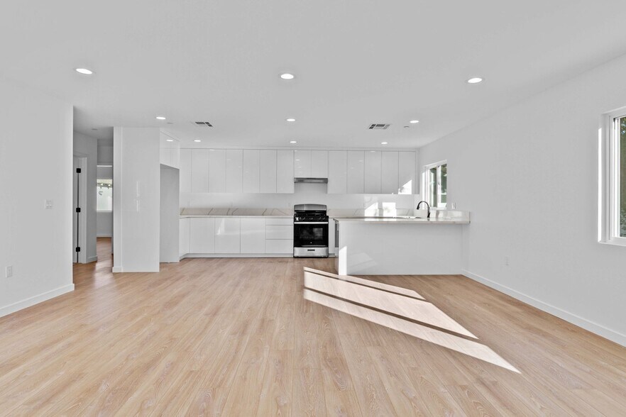 More Photos Of 6842 Cedros Ave, Van Nuys Apartments For Sale