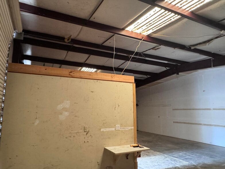 More Photos Of 1961 Highway 87, Navarre Showroom For Lease