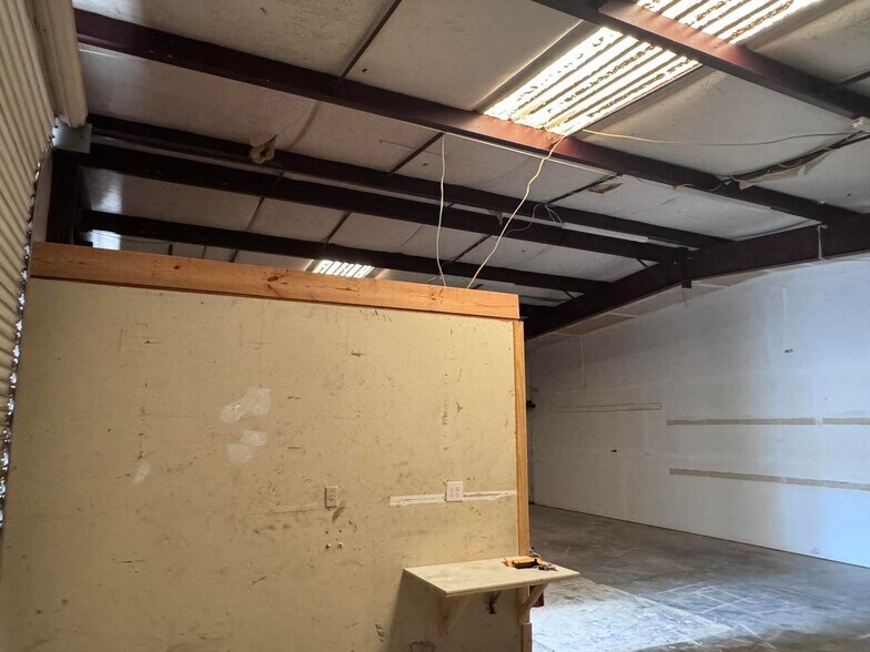 More Photos Of 8173 E Bay Blvd, Navarre Showroom For Lease