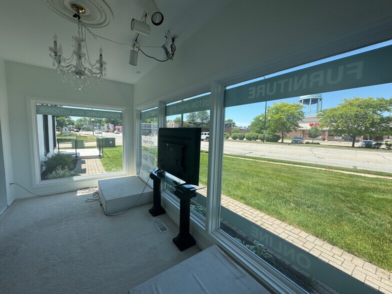 More Photos Of 830 E State St, Geneva Freestanding For Lease