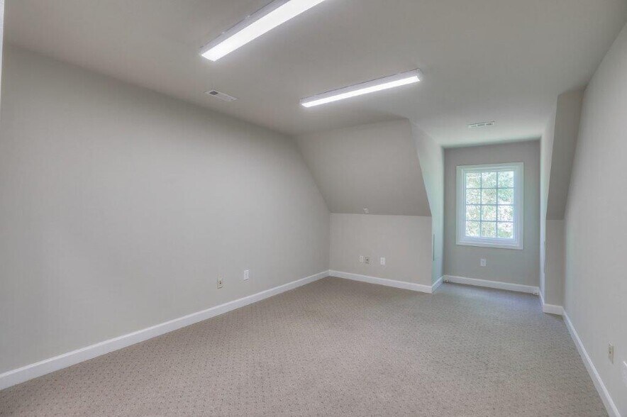 More Photos Of 1404 N Main St, Shelbyville Office Residential For Lease