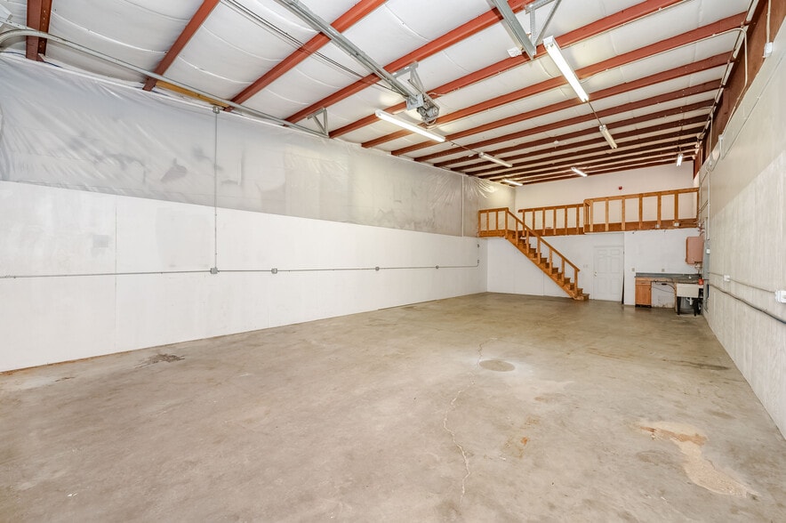 More Photos Of 16 Kingston Rd, Exeter Light Manufacturing For Sale