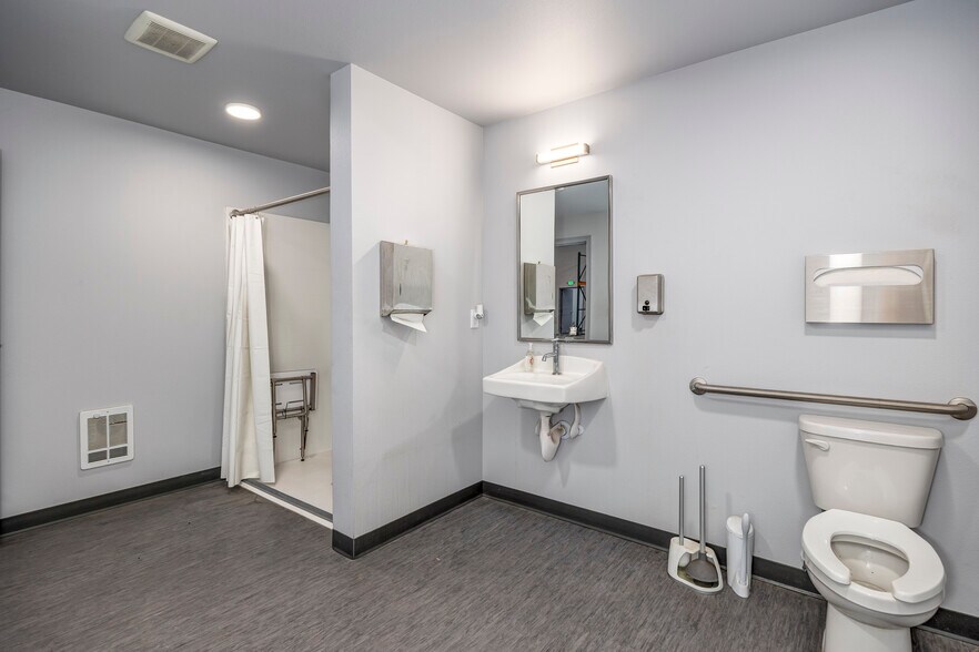 More Photos Of 323 6th St, Umatilla Industrial For Lease