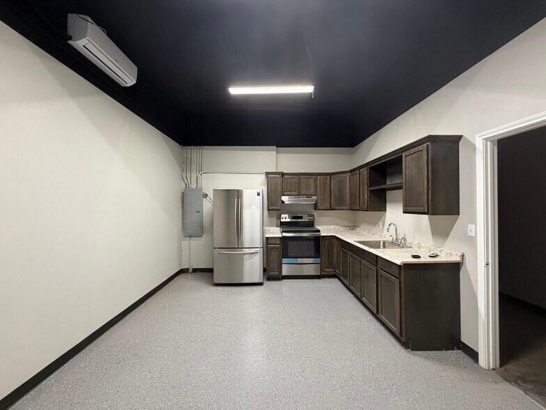 More Photos Of 513 N Lee Ave, Odessa Office For Lease