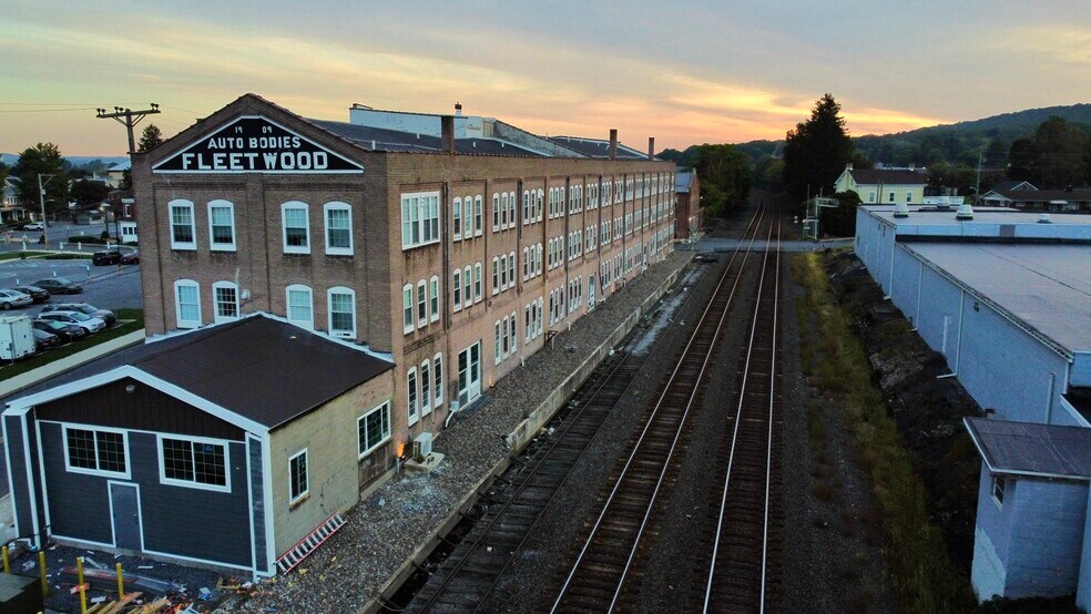 More Photos Of 12 W Locust St, Fleetwood Manufacturing For Lease