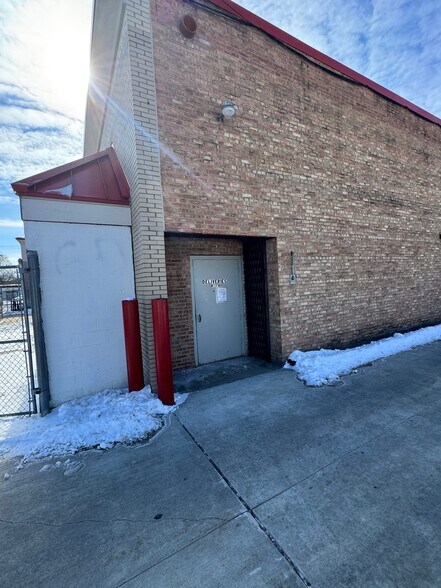 More Photos Of 1158 Lillian St, Elgin General Retail For Sale