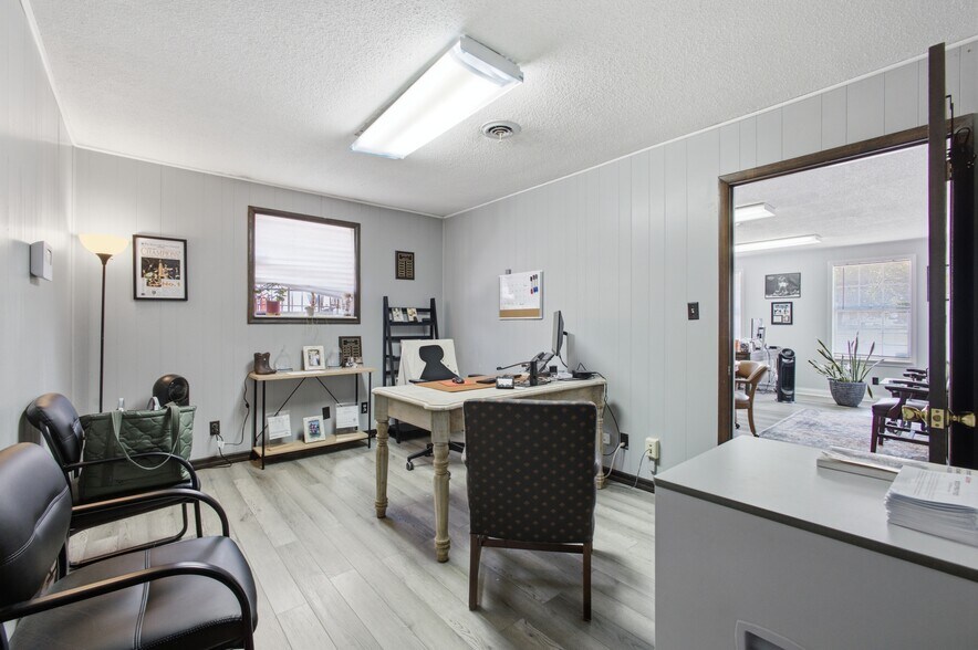 More Photos Of 119 Gateway Ave, Rockwood Office Residential For Sale