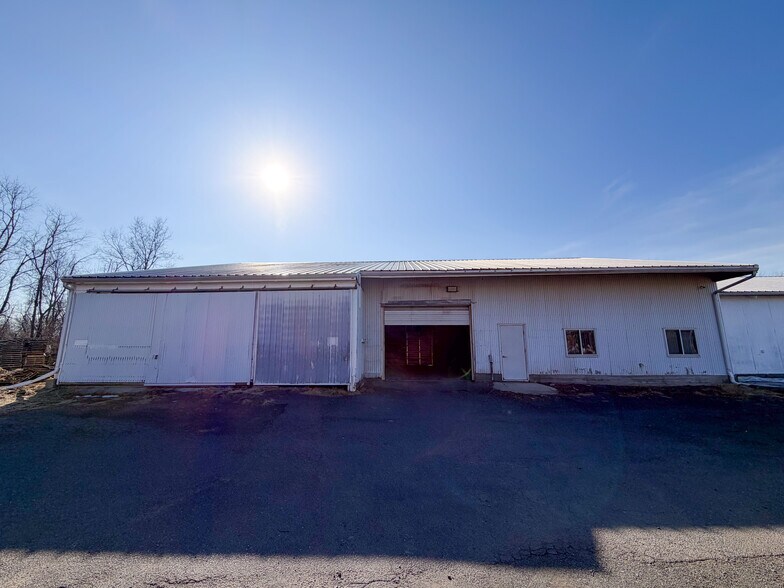 More Photos Of 147 Meriden Rd, Middlefield Garden Center For Sale