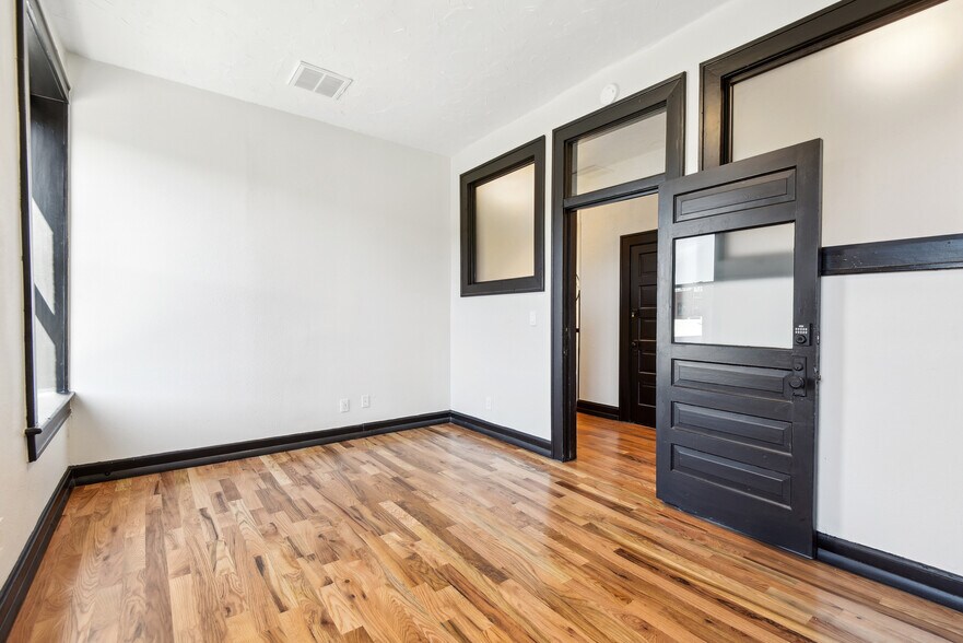 More Photos Of 5 N Park St, Sapulpa Storefront For Lease