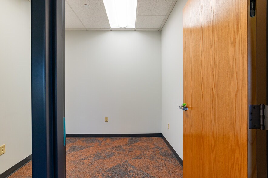 More Photos Of 611 Bielenberg Dr, Woodbury Office For Lease