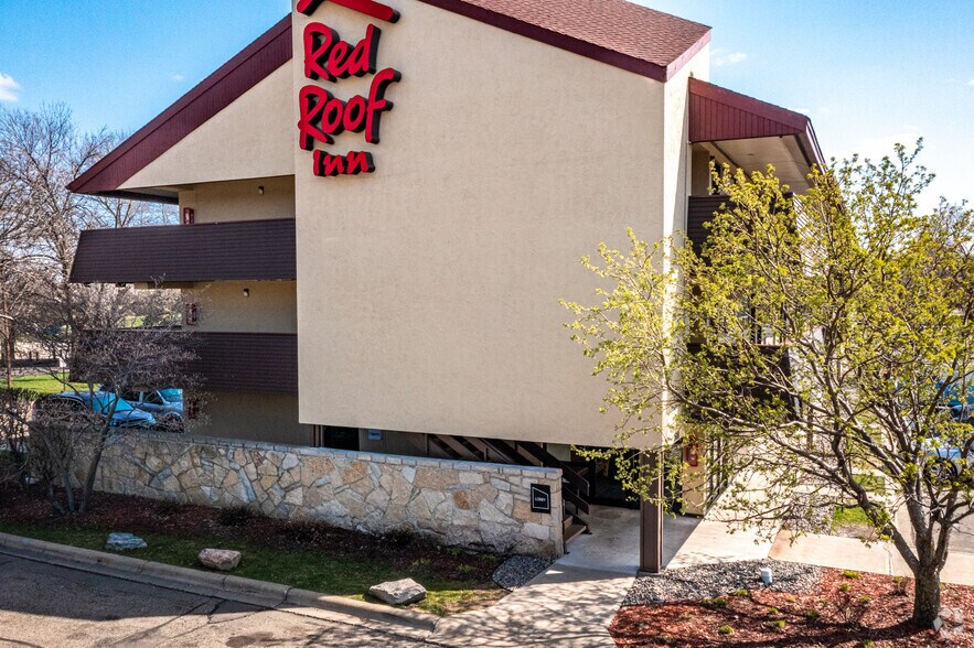 More Photos Of 2600 N Annapolis Ln, Plymouth Hotel For Sale