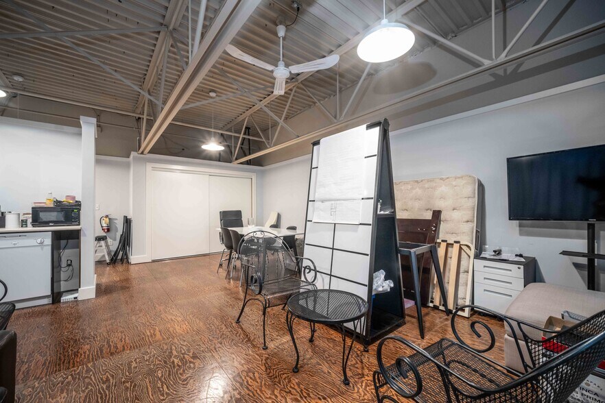 More Photos Of 9267-9295 Shaughnessy St, Vancouver Warehouse For Sale