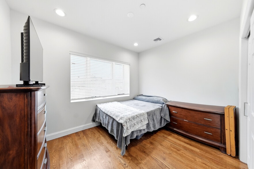 More Photos Of 272 Broadway, Bethpage General Retail For Sale