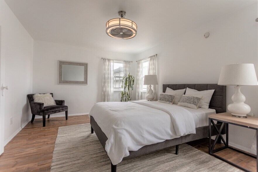 More Photos Of 20 Breeze Ave, Venice Apartments For Sale