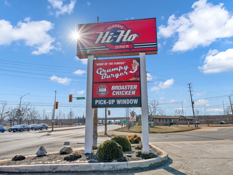 More Photos Of 2889 Howard Av, Windsor Hotel For Sale