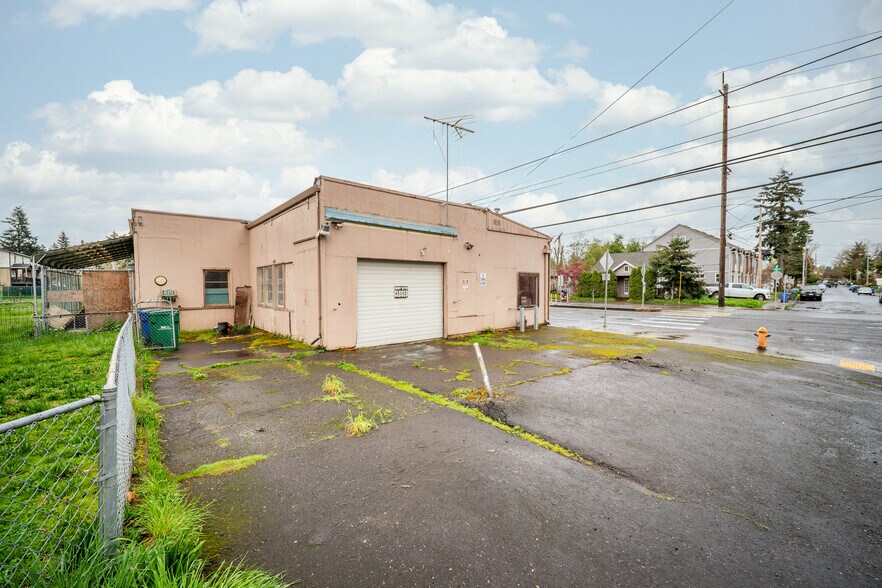 More Photos Of 5002 SE 122nd Ave, Portland Flex For Sale