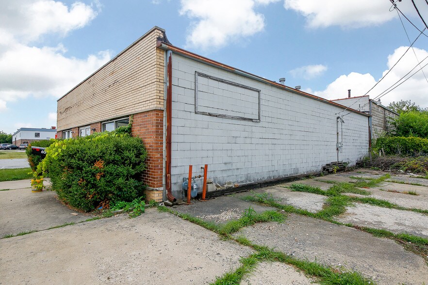 More Photos Of 560 N York Rd, Bensenville Showroom For Sale