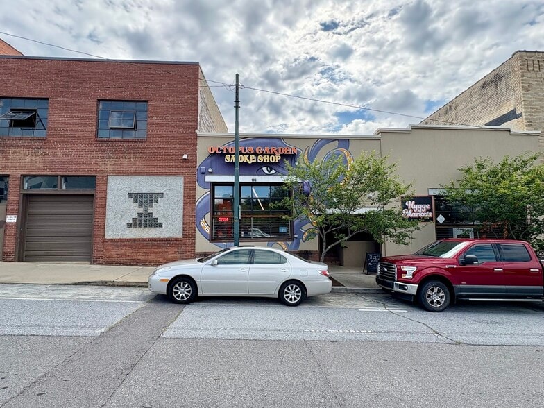 More Photos Of 188 Coxe Ave, Asheville Showroom For Lease