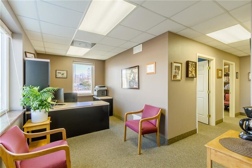 More Photos Of 252 David Pky, Ontario Warehouse For Lease