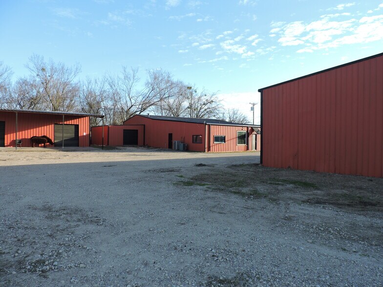 More Photos Of 920 W Mason St, Mabank Manufacturing For Sale