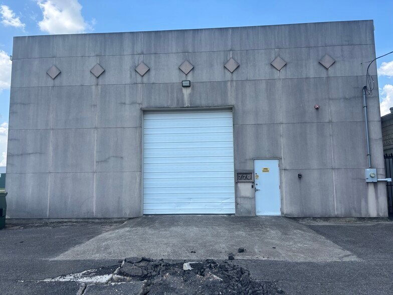 More Photos Of 740 Fannin St, Beaumont Warehouse For Lease