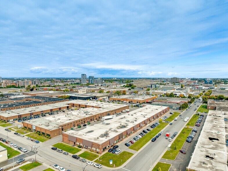 More Photos Of 295-341 Rue Benjamin-Hudon, Montréal Warehouse For Lease