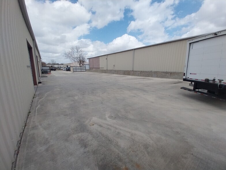 More Photos Of 6214 Krempen Ave, San Antonio Warehouse For Sale