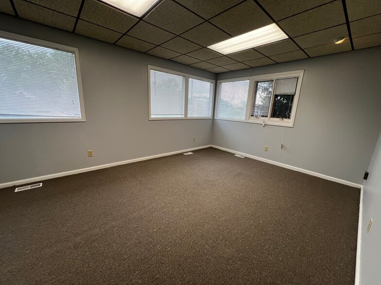 More Photos Of 1000 Ohio Pike, Cincinnati Office For Lease