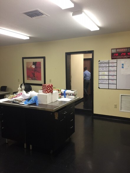 More Photos Of 2402-2406 W 8th Ct, Hialeah Warehouse For Lease