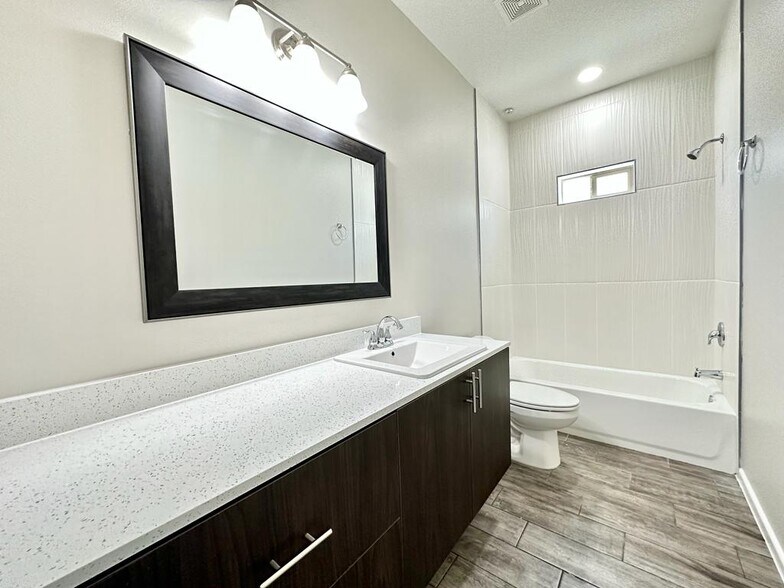 More Photos Of 1300 S Yankton St, Alton Apartments For Sale