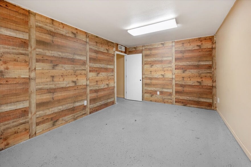 More Photos Of 339 W D St, Lemoore Storefront For Sale