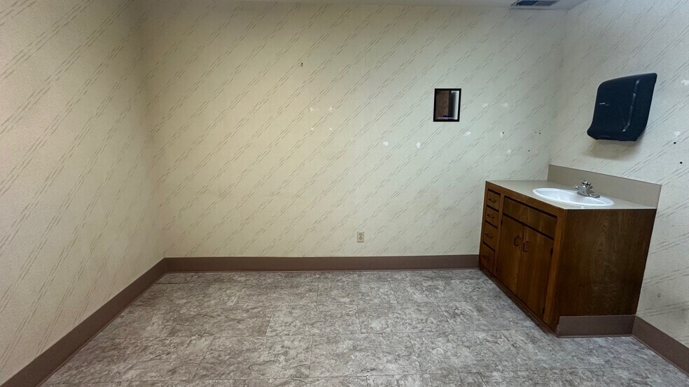 More Photos Of 1106 Douglas St, Longview Medical For Lease