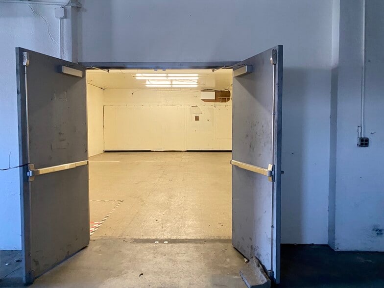 More Photos Of 31 DiCarolis Ct, Hackensack Warehouse For Lease