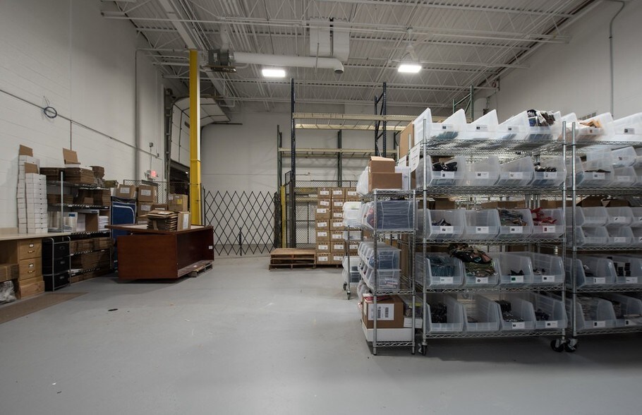 More Photos Of 1230 Karl Ct, Wauconda Light Distribution For Lease