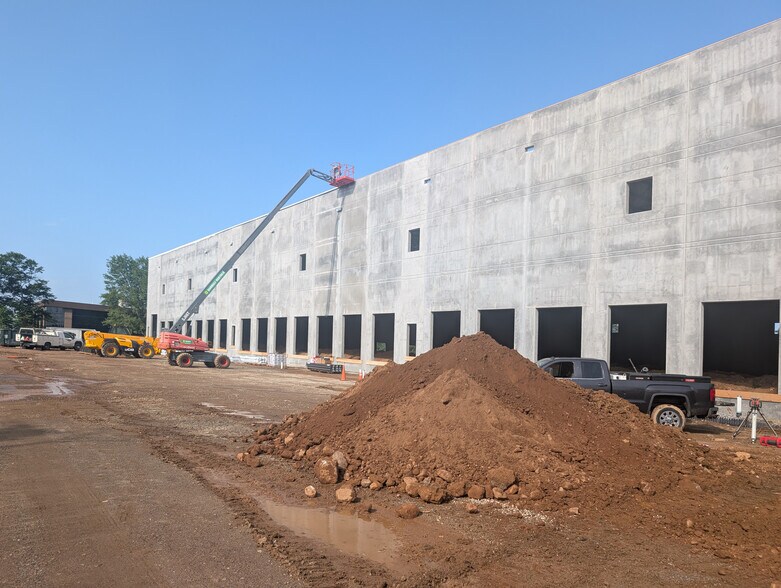 More Photos Of 249 Pomeroy Rd, Parsippany Distribution For Lease