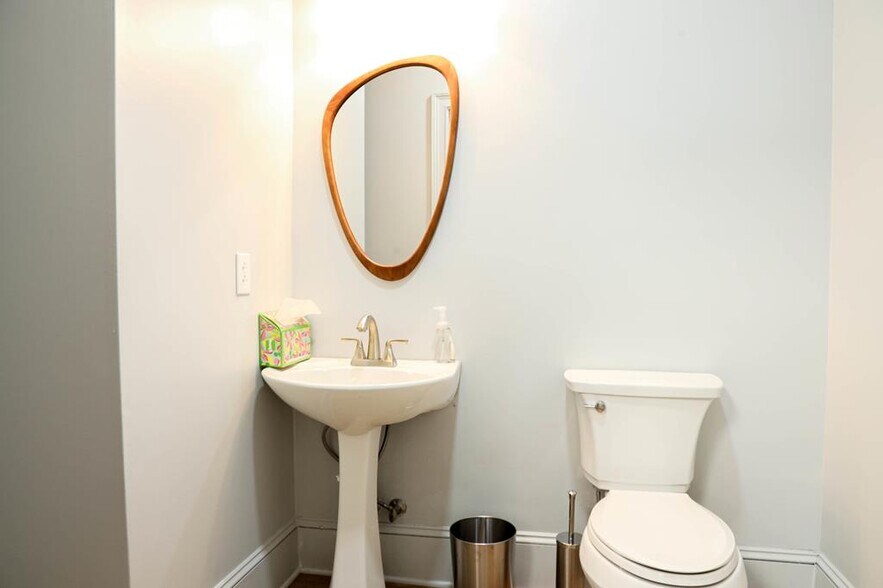 More Photos Of 122 N 3rd Ave, Chatsworth Office For Lease