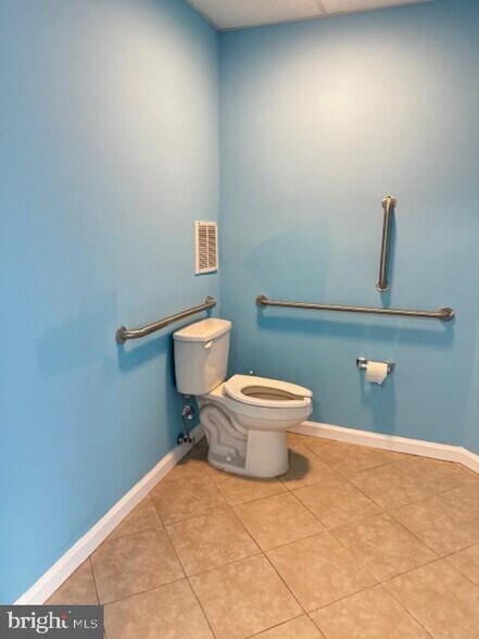 More Photos Of 13885 Hedgewood Dr, Woodbridge Office Residential For Sale