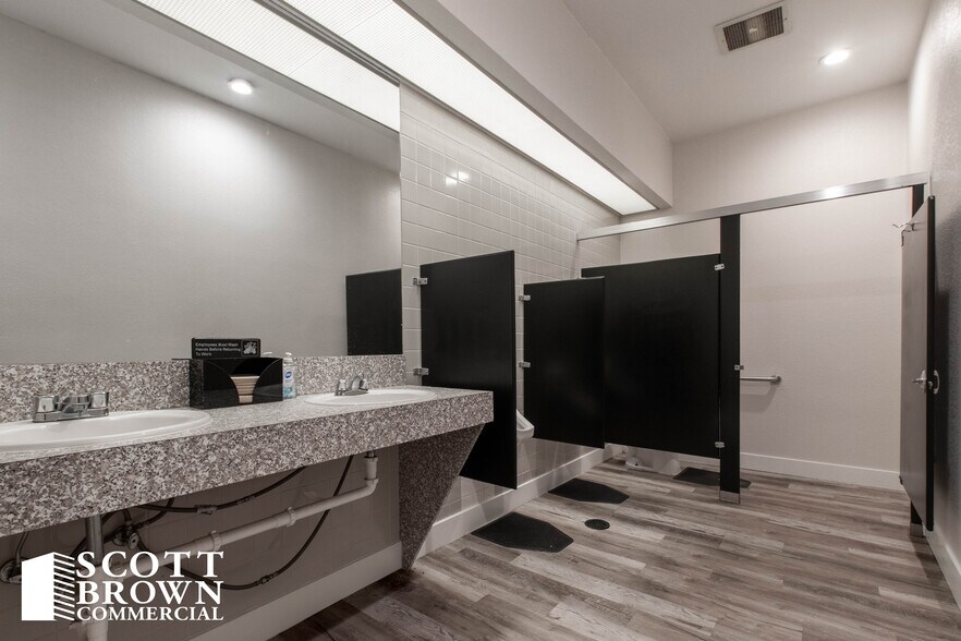 More Photos Of 2400 Worthington St, Denton Medical For Lease