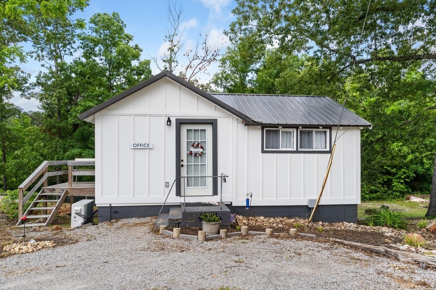 More Photos Of 10897 AR-5, Salesville Hotel For Sale